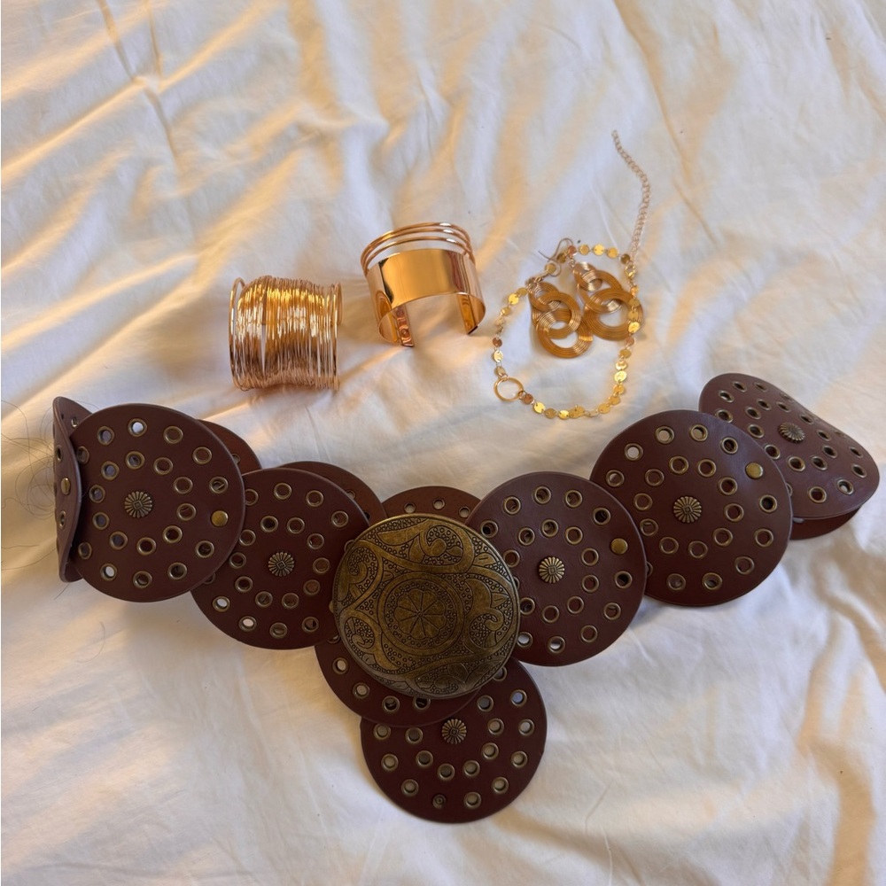 70s disco accessories: belt and jewelry